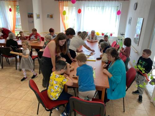 Fotografie- děti a senioři při hraní her 