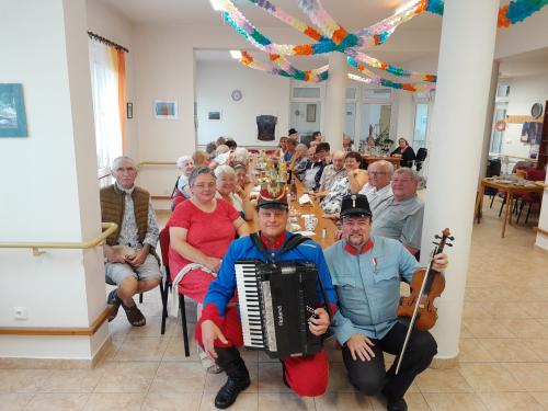 Fotografie-  společná fotografie seniorů s muzikou 
