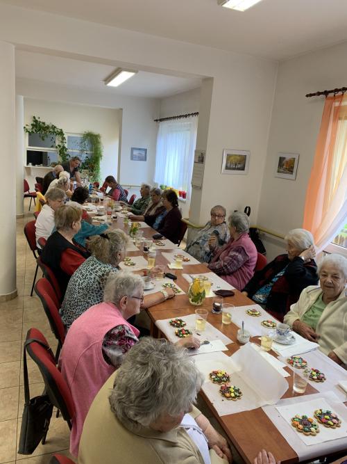 Fotografie- senioři při zdobení hnětýnek 