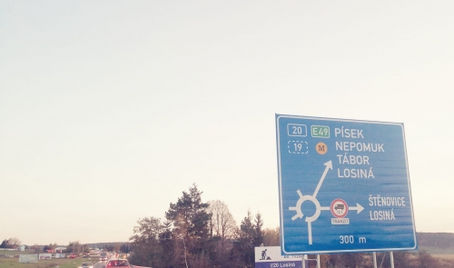Kruhový objezd u Losiné se dokončuje