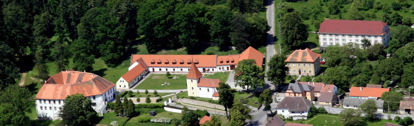 Zámek, skanzen lidové architektury, rozhledna a naučná stezka - Chanovice