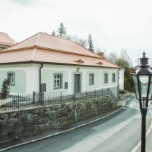 U tří růží