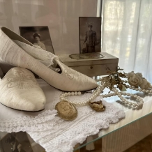 Městské muzeum zve na krásnou výstavu Secesní módy. Do 28. 10. 2023.