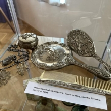 Městské muzeum zve na krásnou výstavu Secesní módy. Do 28. 10. 2023.