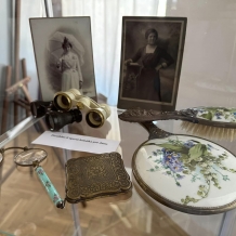 Městské muzeum zve na krásnou výstavu Secesní módy. Do 28. 10. 2023.