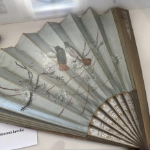Městské muzeum zve na krásnou výstavu Secesní módy. Do 28. 10. 2023.