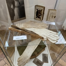 Městské muzeum zve na krásnou výstavu Secesní módy. Do 28. 10. 2023.