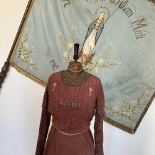 Městské muzeum zve na krásnou výstavu Secesní módy. Do 28. 10. 2023.
