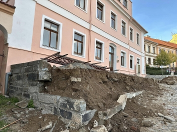 Upozornění - oprava terasy před budovou MÚ „B“