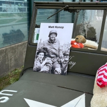 Příbuzní z posádky Liberatoru v Konvoji Svobody v Plzni za doprovodu Nepomuckých