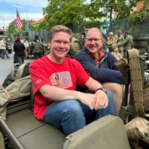 Příbuzní z posádky Liberatoru v Konvoji Svobody v Plzni za doprovodu Nepomuckých