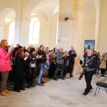 Koncert Štěpána Raka na Zelené hoře, kytarový virtuos zahájil vernisáž svých fotografií 18.5.2024