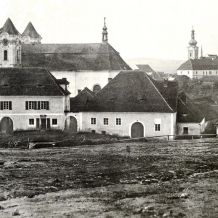 Patrně nejstarší nepomucká fotografie z roku 1867, vlevo dům U Černého orla