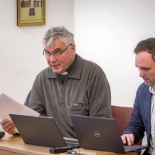 Přednáška na téma P. Jan Strnad - přednášel P. Vítězslav Holý, který se podílel na obnovení Svatojánského muzea, asistoval místostarosta Pavel Motejzík. Akci předcházelo procesí a modlitba u hrobu P. Jana Strnada na hřbitově v Nepomuku. Foto Martin Myslivec