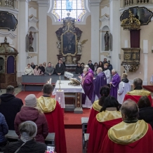 Mši celebroval kardinál Dominik Duka, emeritní arcibiskup pražský, po stranách českobudějovický biskup Vlastimil Kročil a P. Jiří Špiřík, nepomucký farář. Foto Martin Myslivec