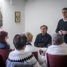 Hrabě Jan Nepomuk Harrach - Přednáška o mimořádné osobnosti českého politického, hospodářského a kulturního života v době Rakouska–Uherska. Promluvil autor monografie o Janu Nepomuku Harrachovi Jan Luštinec, dlouholetý ředitel Krkonošského muzea v Jilemnici. Z Harrachových textů četl básník a esejista Pavel Hoza. Foto Martin Myslivec