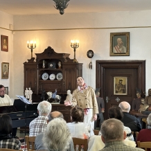 Oslavy završil Malý koncert pro velkého světce v hudebním sále arciděkanství, kde vystoupila sopranistka Michaela Katráková. Doprovodný kulturní program zajistila Štěpánka Kodýdková, ředitelka Svatojánského muzea za finanční podpory města. K výročí muzea byl vydán sborník, který je k zakoupení ve Svatojánském muzeu Nepomuk. Foto Pavel Motejzík