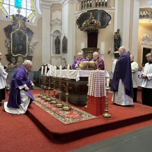 Mši celebroval kardinál Dominik Duka, emeritní arcibiskup pražský, po stranách českobudějovický biskup Vlastimil Kročil a P. Jiří Špiřík, nepomucký farář. Foto Pavel Motejzík