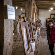 Historicky první vernisáž na barokní sýpce dvora Šternberk zajistil předseda Ateliéru-K Ladislav Čáslavský, který vystavuje zhruba 80 obrazů. Vernisáže se zúčastnil i majitel dvora, Martin Novák. Foto Martin Myslivec