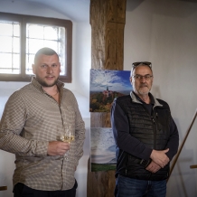 Historicky první vernisáž na barokní sýpce dvora Šternberk zajistil předseda Ateliéru-K Ladislav Čáslavský, který vystavuje zhruba 80 obrazů. Vernisáže se zúčastnil i majitel dvora, Martin Novák. Foto Martin Myslivec
