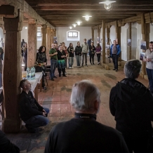 Historicky první vernisáž na barokní sýpce dvora Šternberk zajistil předseda Ateliéru-K Ladislav Čáslavský, který vystavuje zhruba 80 obrazů. Vernisáže se zúčastnil i majitel dvora, Martin Novák. Foto Martin Myslivec
