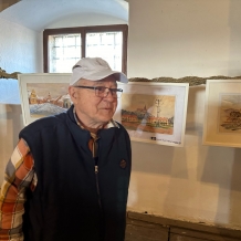 Historicky první vernisáž na barokní sýpce dvora Šternberk zajistil předseda Ateliéru-K Ladislav Čáslavský, který vystavuje zhruba 80 obrazů. Vernisáže se zúčastnil i majitel dvora, Martin Novák.