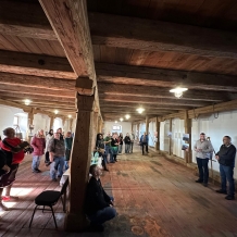 Historicky první vernisáž na barokní sýpce dvora Šternberk zajistil předseda Ateliéru-K Ladislav Čáslavský, který vystavuje zhruba 80 obrazů. Vernisáže se zúčastnil i majitel dvora, Martin Novák.