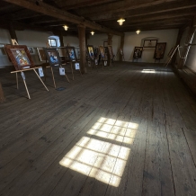 Historicky první vernisáž na barokní sýpce dvora Šternberk zajistil předseda Ateliéru-K Ladislav Čáslavský, který vystavuje zhruba 80 obrazů. Vernisáže se zúčastnil i majitel dvora, Martin Novák.