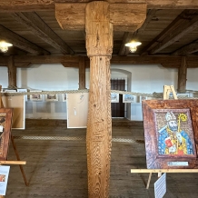 Historicky první vernisáž na barokní sýpce dvora Šternberk zajistil předseda Ateliéru-K Ladislav Čáslavský, který vystavuje zhruba 80 obrazů. Vernisáže se zúčastnil i majitel dvora, Martin Novák.