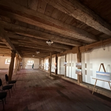 Historicky první vernisáž na barokní sýpce dvora Šternberk zajistil předseda Ateliéru-K Ladislav Čáslavský, který vystavuje zhruba 80 obrazů. Vernisáže se zúčastnil i majitel dvora, Martin Novák.