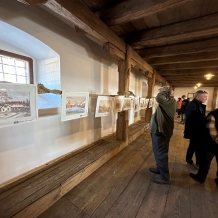Historicky první vernisáž na barokní sýpce dvora Šternberk zajistil předseda Ateliéru-K Ladislav Čáslavský, který vystavuje zhruba 80 obrazů. Vernisáže se zúčastnil i majitel dvora, Martin Novák.