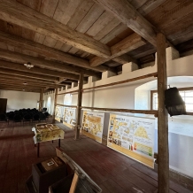 Historicky první vernisáž na barokní sýpce dvora Šternberk zajistil předseda Ateliéru-K Ladislav Čáslavský, který vystavuje zhruba 80 obrazů. Vernisáže se zúčastnil i majitel dvora, Martin Novák.