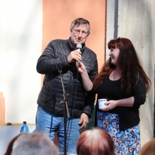 Herec Václav Vydra s organizátorkou akce Miroslavou Brožovou