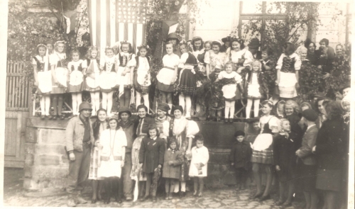 Vítání amerických vojáků na náměstí. Archiv Pavla Motejzíka
