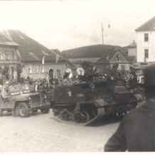 Ze slavnostní akce po osvobození. Britský obrněný transportér s Československou brigádou. Archiv Pavla Motejzíka.