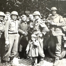 Setkání Američanů, Sovětů a Čechoslováků na náměstí v Nepomuku. Malý chlapec je Josef Michek. Archiv Josefa Michka