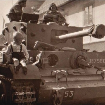 Ladislav Čáslavský na americkém tanku Cromwell Mk. IV-V s účastníky 3. Československé samostatné obrněné brigády v Husově ulici. Foto archiv L. Čáslavského.