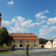 Přesanické náměstí - arciděkanství se Svatojánskýám muzeem, kostel sv. Jakuba Většího
