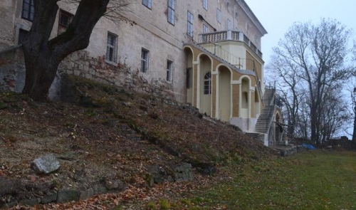 Obnova salla terreny na Zelené Hoře i na portálu Propamátky