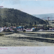 Pohlednice z poč. 20. stol. Celkový pohled na Klášter pod Zelenou horou, v pozadí Nepomuk s kostelem sv. Jana. Sbírka B. Šotoly.