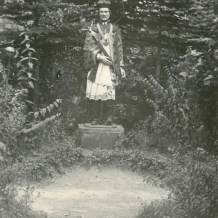 Historický snímek sochy