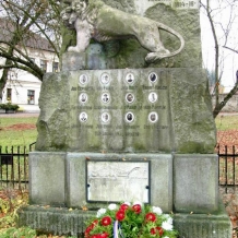 pomník před opravou