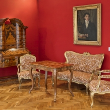 Stůl barokní intarzovaný  Zapůjčil Národní památkový ústav, územní památková správa v Českých Budějovicích. 1. polovina 18. století. Deska stolku je tvořena různou druhovou skladbou dřev (javor, švestka, třešeň, černý dub, ořech).  Na zámku se stůl nacházel na chodbě u schodiště v 2. poschodí.