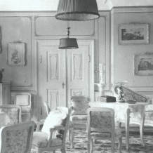 Dekorativní plastika, malý chlapec s pálkou Zapůjčil Národní památkový ústav, územní památková správa v Českých Budějovicích. Kolem roku 1900  Na zámku byla plastika umístěna v Rokokovém salónu.