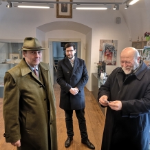 Zleva Karl Eugen hrabě Czernin z Chudenic, Mgr. Michal Heres, člen vlády vlády Řádu sv. Jiří a R.D. Ing. Jiří Špiřík, ThD., nepomucký farář.