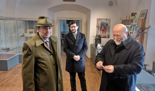 Zleva Karl Eugen hrabě Czernin z Chudenic, Mgr. Michal Heres, člen vlády vlády Řádu sv. Jiří a R.D. Ing. Jiří Špiřík, ThD., nepomucký farář.